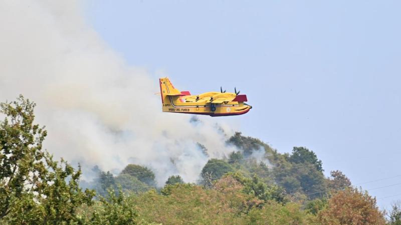 Fiamme in Sardegna, a rischio l’aeroporto di Olbia: voli dirottati su Alghero e Cagliari