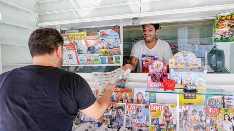 Gabriele d’Amicis sfida la crisi e riapre l’edicola: “Riferimento dei ragazzi”
