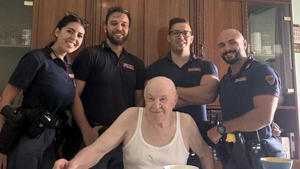 Vedovo chiama il 112 perché si sente solo, gli agenti vanno a casa e restano con lui un’ora