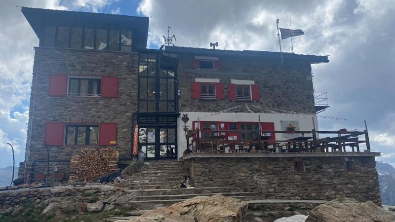 I rifugi alpini e le scorte d’acqua, una sfida a colpi di cisterne