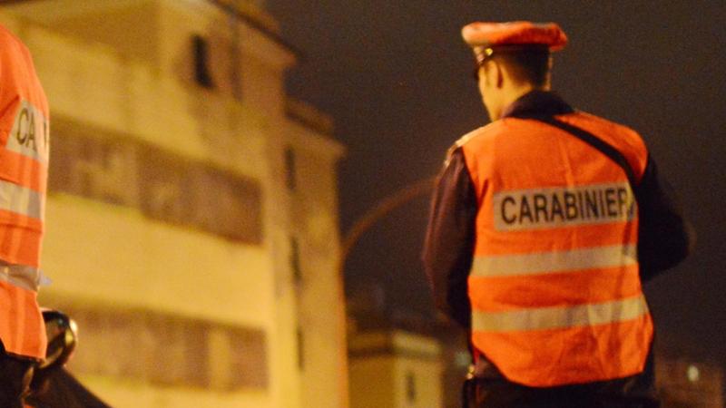 Forza il posto di blocco e travolge un carabiniere. Poi si nasconde dalla madre