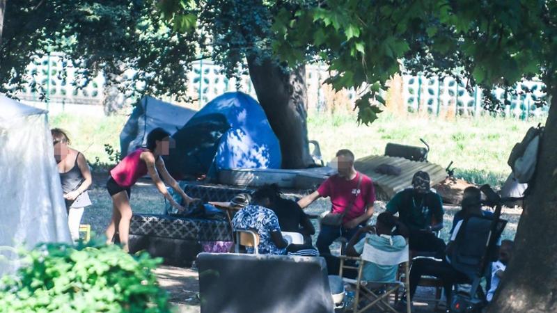 Tendopoli dello spaccio a Parco Sempione, scoppia una rissa con bastoni tra pusher e consumatori