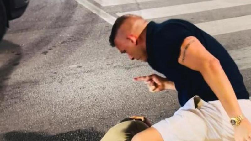 Militante del partito di Vannacci prende a pugni un uomo che bloccava il traffico e posta il video sui social