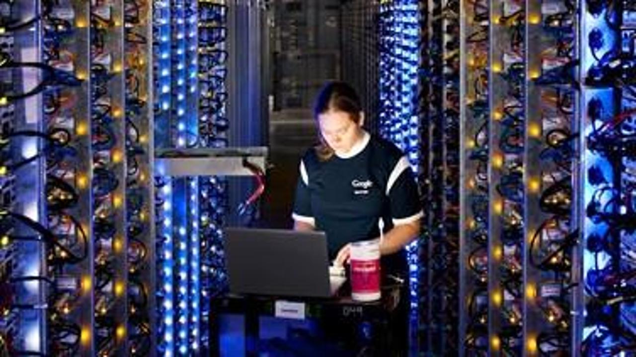 Data center al posto di fabbriche e campi, il Piemonte cerca di regolare la giungla AI: nuove norme