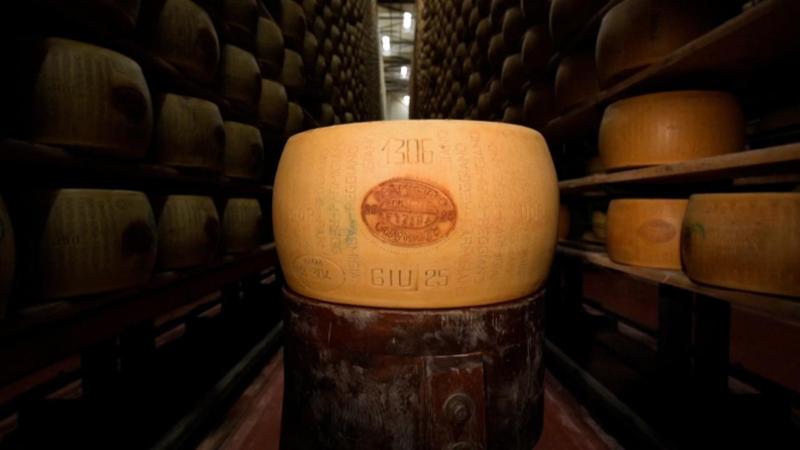 Il caldo record fa tremare il Parmigiano Reggiano: ecco perché è a rischio