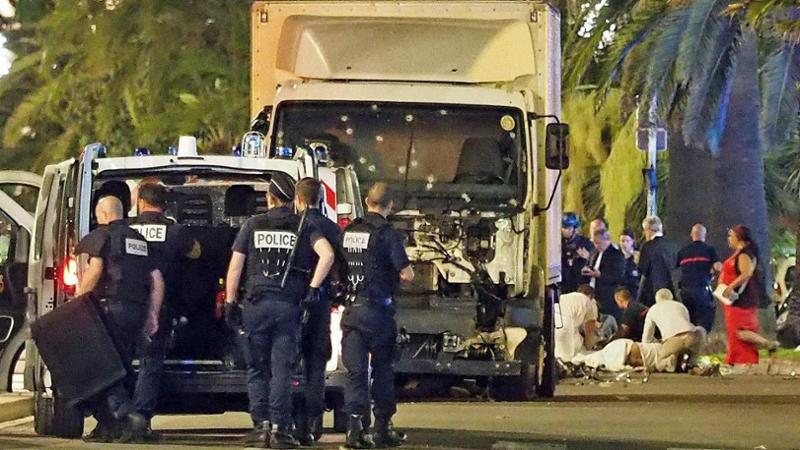 “Noi sopravvissuti alla strage di Nizza, tra incubi e psicofarmaci”