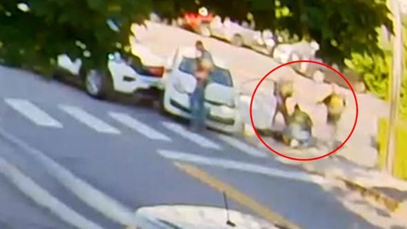 Suv bianco circonda berlina bianca, agenti in giubbotto ICE puntano armi, uomo trascinato sull'asfalto stradale, immagine di approfondimento