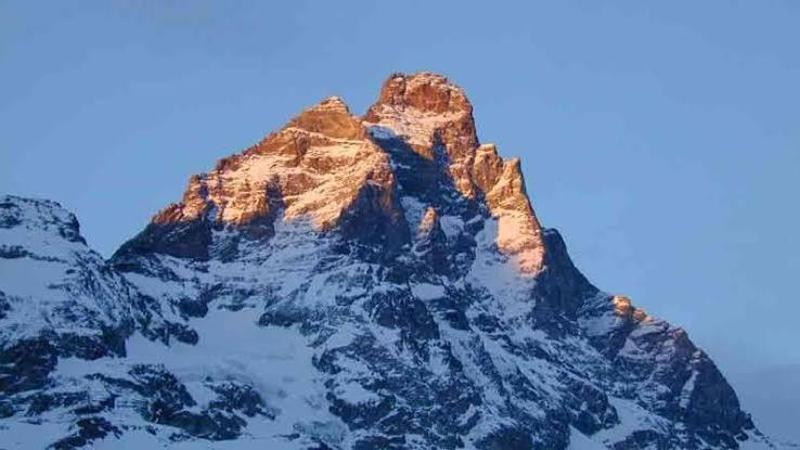 Cervino, il caldo ferma le guide alpine dopo due morti: "Troppo pericoloso salire"