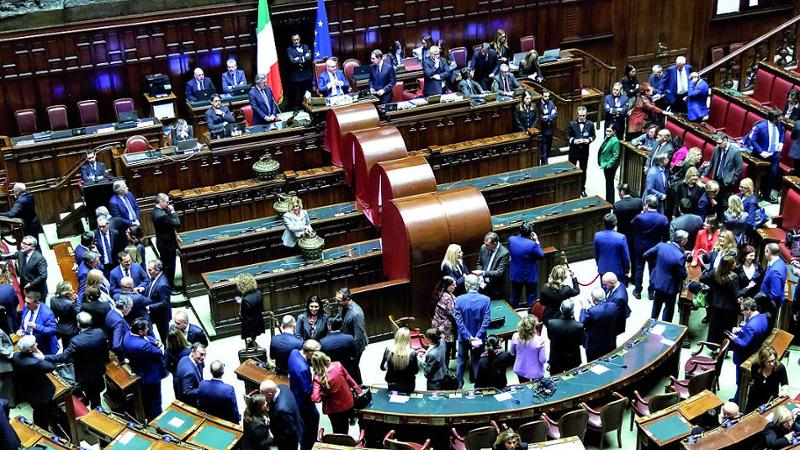 Aula parlamentare durante discussione su riforma elettorale, banchi del governo e opposizione