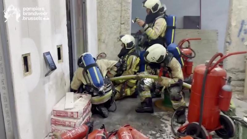 Bruxelles, i vigili del fuoco aprono l'ascensore della torre OXY: "Purtroppo erano tutti morti"