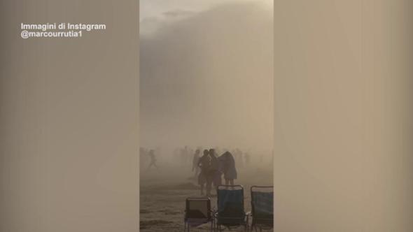 Nuvola a forma di tsunami avvistata su spiaggia francese