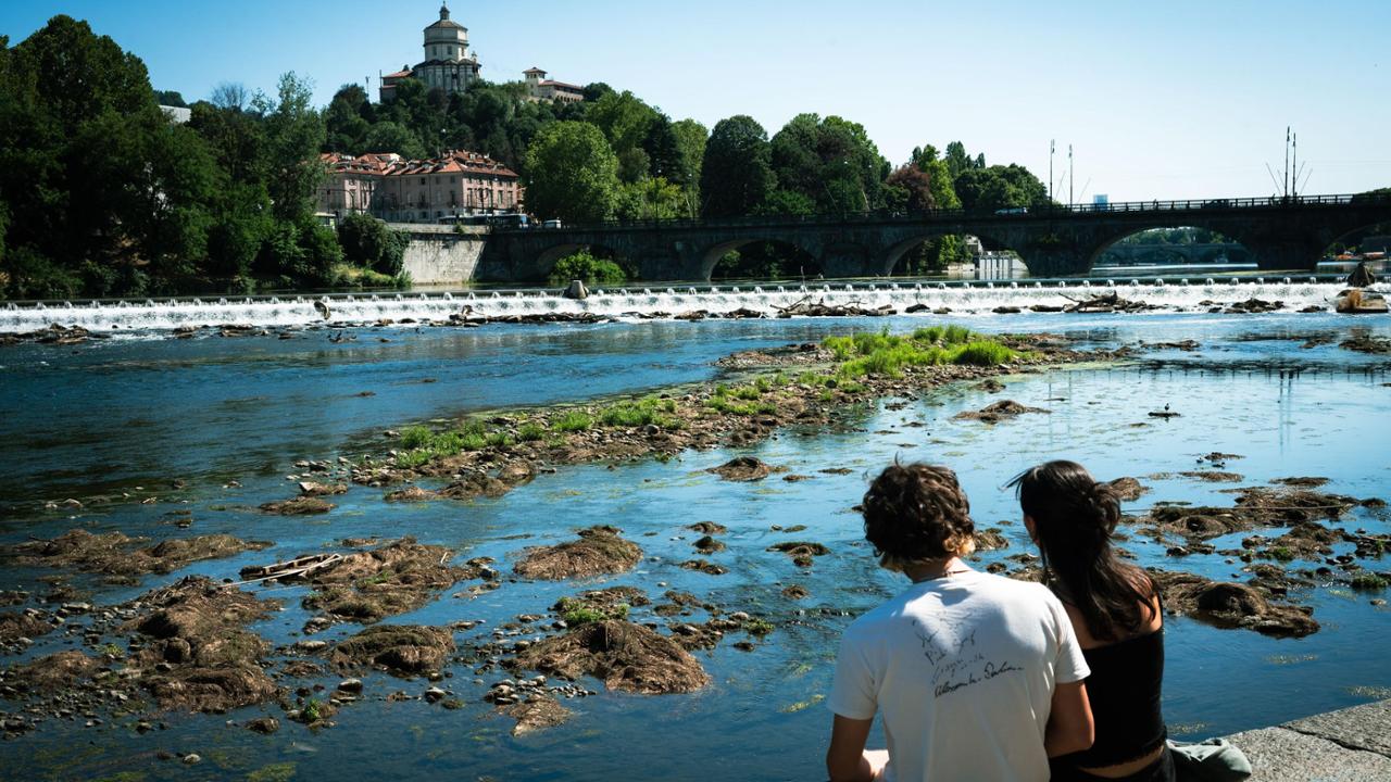 Fiume Po a Torino coperto di alghe verdi, acque basse e stagnanti tra le rive