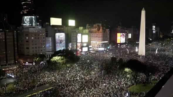 Argentina in finale, la marea biancoceleste invade l’Obelisco di Buenos Aires: il timelapse