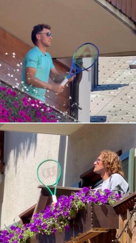Ruud e Tsitsipas giocano a tennis dai balconi: lo scambio sorprende la folla