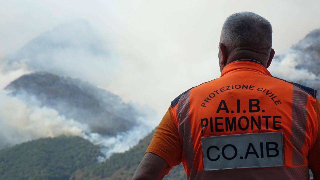 Appiccava gli incendi, poi andava a spegnerli. Volontario Aib responsabile di 9 roghi nel Cuneese