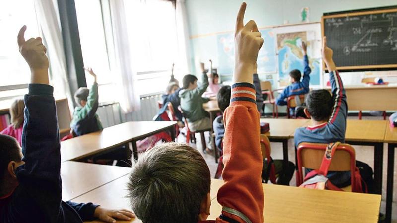 Aula scolastica con banchi, lezioni di matematica, studenti alle prese con numeri e calcoli