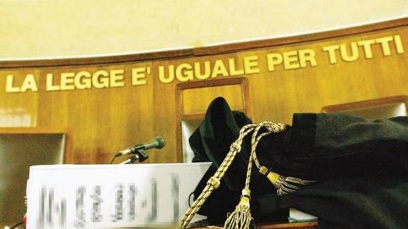 Tribunale senza condizionatore e udienza affollata: il presidente autorizza a non indossare la toga