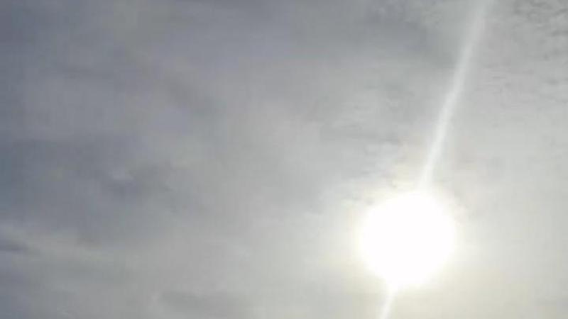 Passaggio a bassa quota di un jet militare su una spiaggia