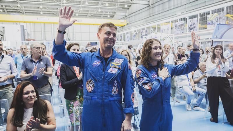 Astronauti visitano stabilimento Thales Alenia Space a Torino, incontro tra equipaggio spaziale e strutture produttive