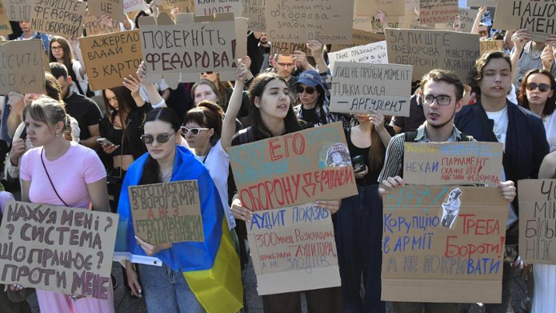 Manifestanti protestano per le strade di Kiev durante il rimpasto governativo ucraino