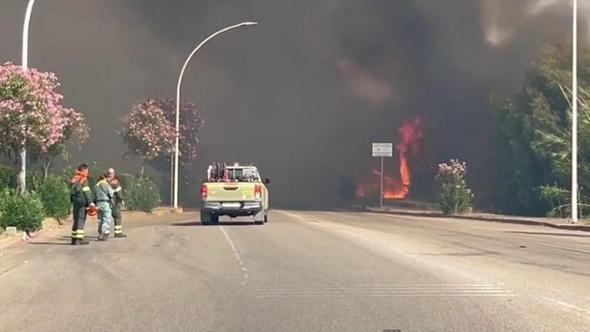 Sardegna in fiamme, Canadair ed elicotteri contro i roghi che minacciano le case nel Sulcis