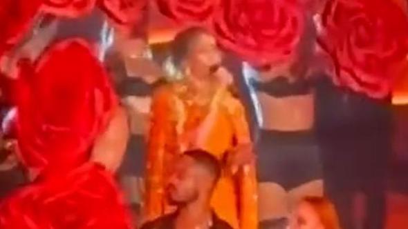 Jennifer Lopez canta in italiano "Il cielo in una stanza" e incanta Taormina