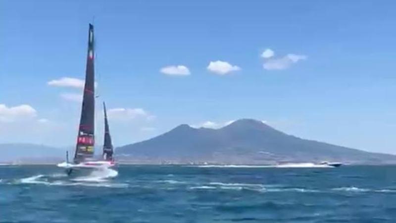 Le barche della Coppa America a folle velocità tra le altre imbarcazioni: le prove nel Golfo di Napoli