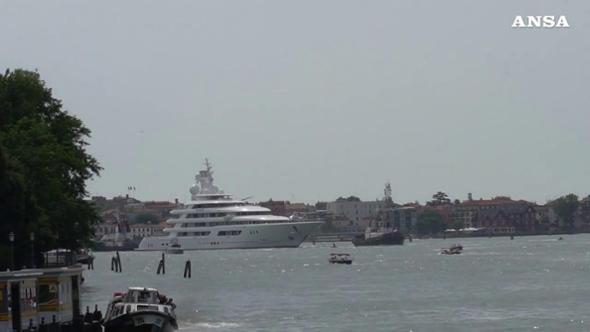 Proteste a Venezia per l'arrivo dell'ambasciatore USA