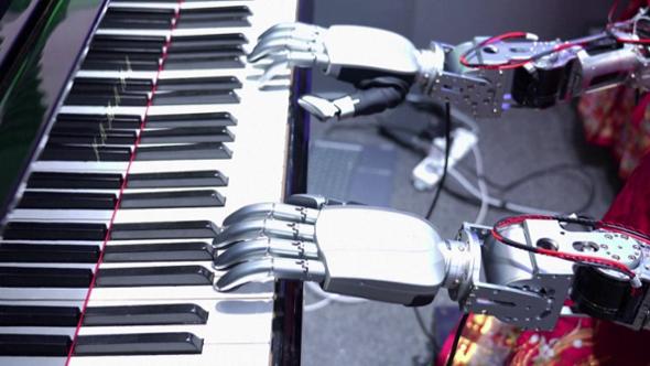 Shanghai, le mani del robot sul pianoforte: così suona l’intelligenza artificiale