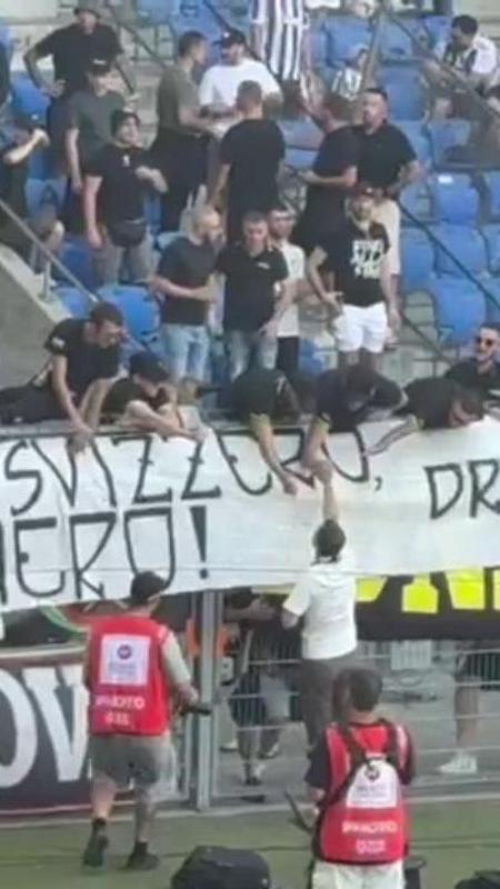 "Guerriero bianconero": lo striscione dei tifosi della Juve fa emozionare Lichtsteiner a Basilea