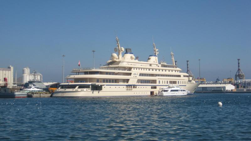 In Costa Azzurra il maxiyacht della famiglia reale dell’Oman, è più lungo di un cacciatorpediniere