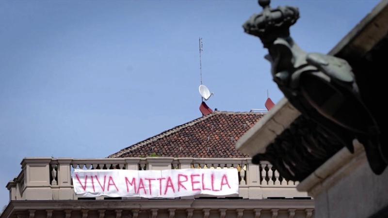 Dopo la polemica sulla grazia a Roggero, a Torino torna lo striscione "Viva Mattarella"