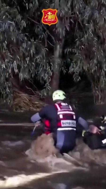 cile_auto_trascinata_fiume_salvataggio