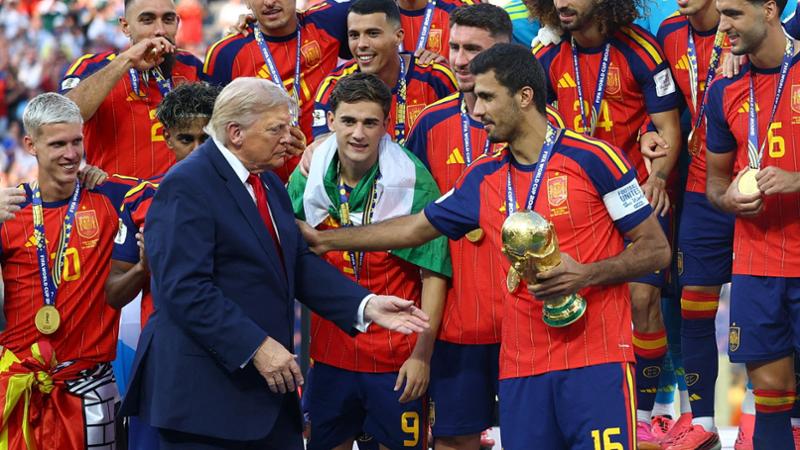 Imbarazzo durante la premiazione, Trump prova a restare nella foto. Rodri lo invita a spostarsi