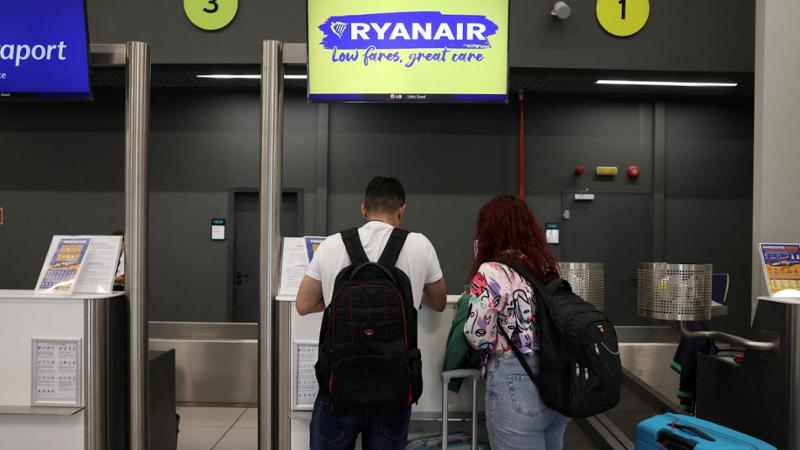 Ryanair, utili giù di un terzo e lancia l’allarme: il jet fuel pesa sui conti delle compagnie