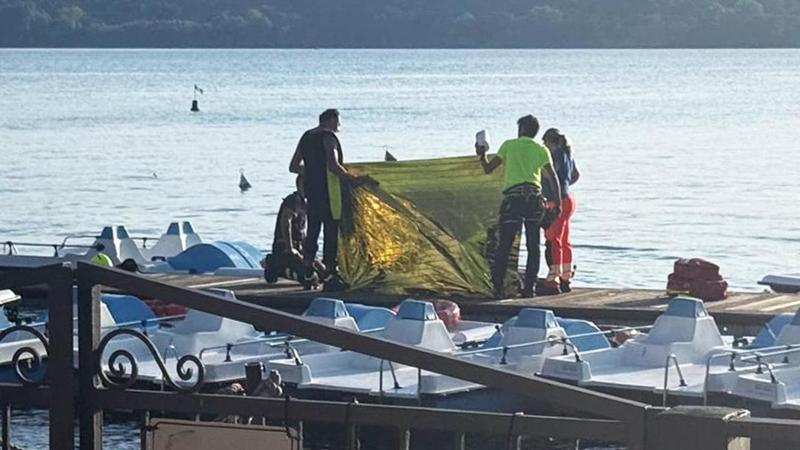 Viverone, a 32 anni cade nel lago e annega. Era in pedalò con due amici