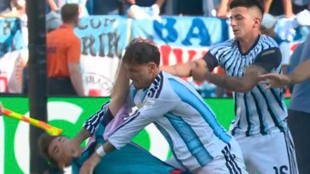 Rissa, mani al collo, le spalle ai vincitori: il triste spettacolo dato dall’Argentina