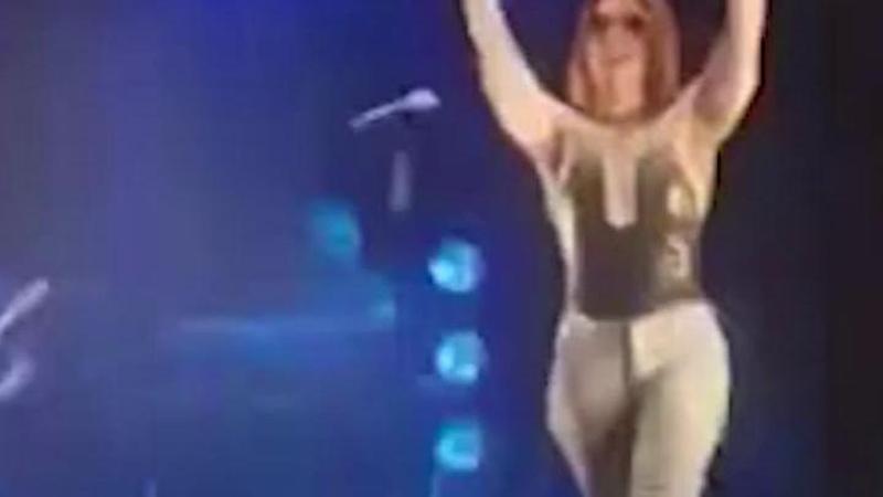Noemi cade dal palco e finisce in ospedale: il momento dell'incidente