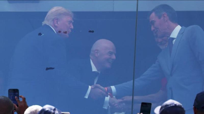 Trump-Sánchez, stretta di mano gelida al Mondiale: il saluto che non cancella mesi di tensioni