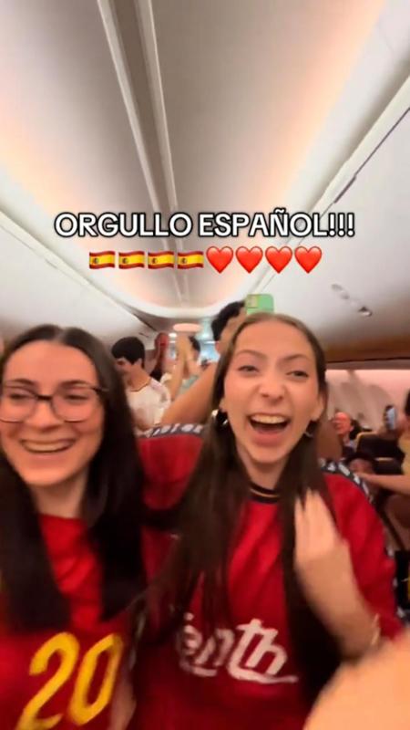 La Spagna vince il mondiale ma loro sono in aereo: il comandante lo annuncia così