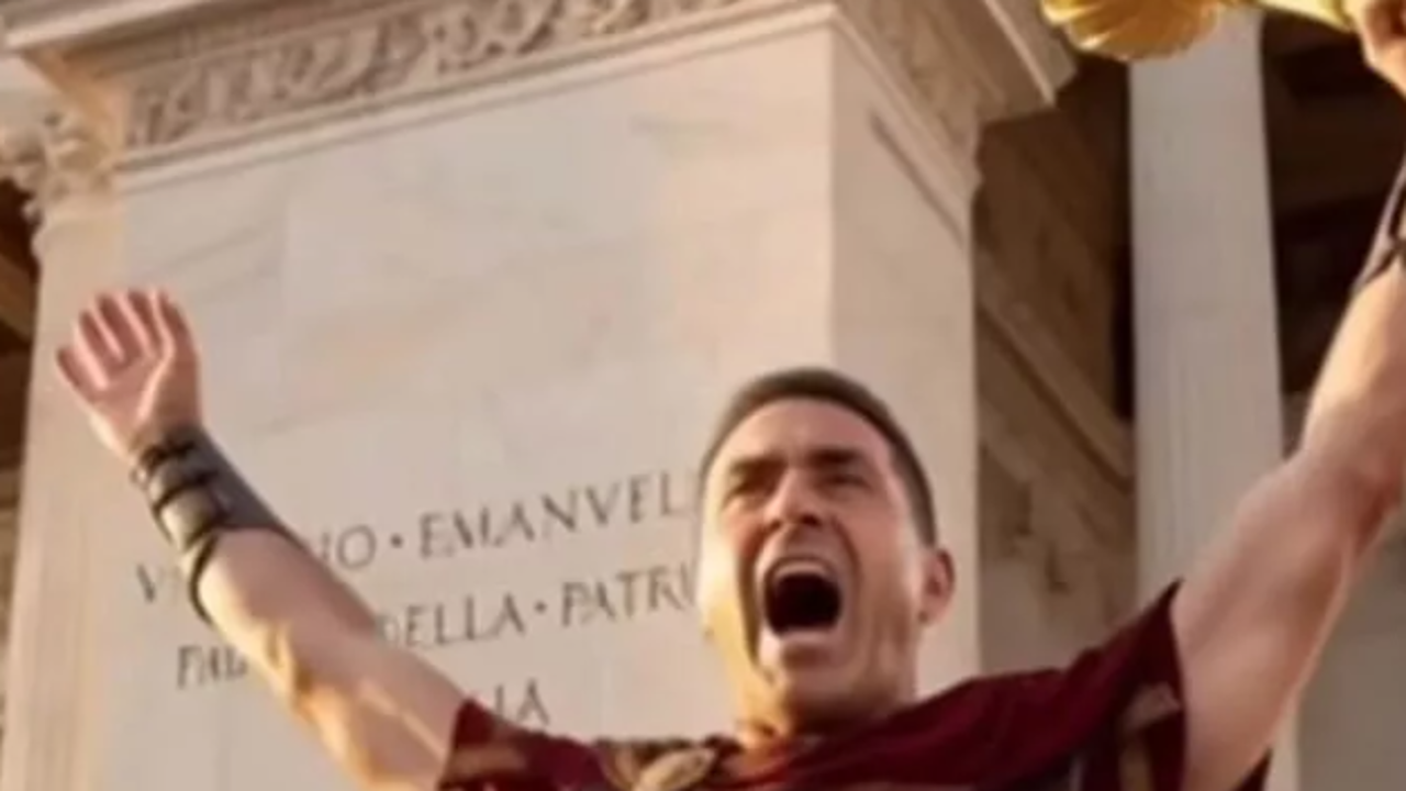Vannacci gladiatore riceve da Meloni il fascio littorio e ordina la morte di Schlein: i video creati con l’Ai