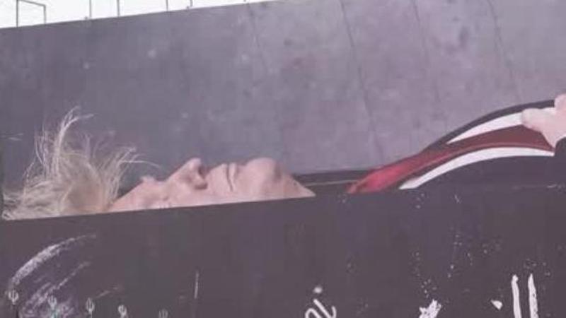 Trump nella bara, la minaccia sui muri di Teheran: "Terrorista, preparati a morire"
