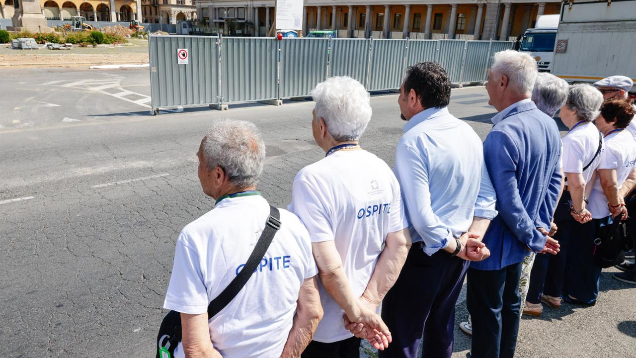 Il bus degli “umarell” va in tour tra i cantieri di Novara: “Ma finiteli presto”