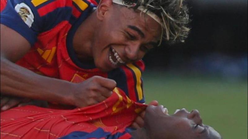 Yamal prega, Williams porta la medaglia alla madre: le immagini simbolo della finale Mondiale