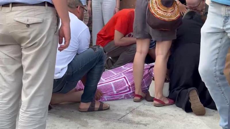 Fakir morto a Bologna, il sindaco Lepore dà il microfono alla sorella: Khadija sviene in piazza