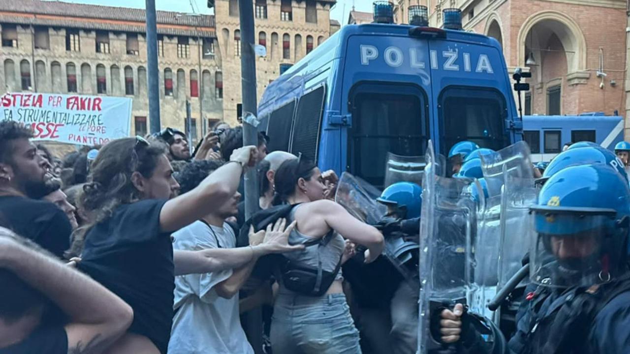 Fakir, dolore e rabbia: “Chiedeva aiuto da ore”. Scontri al presidio in piazza