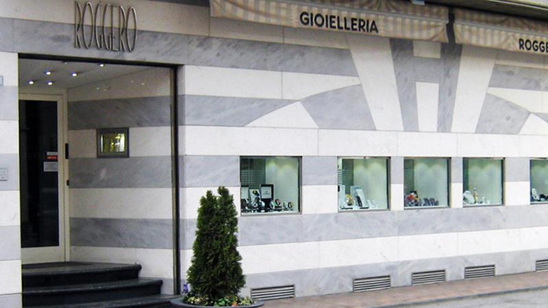 Riapre la gioielleria di Roggero, nel negozio la moglie e una delle figlie