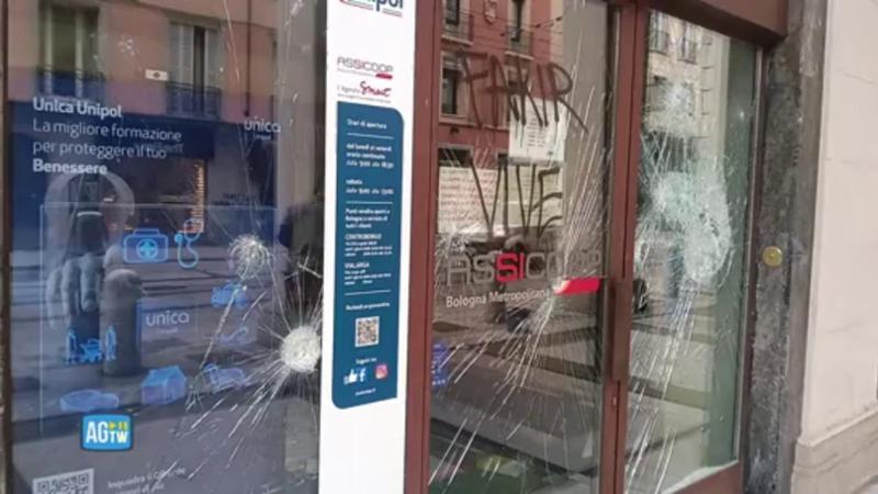 Bologna, il giorno dopo gli scontri: vetrine sfondate e minacce sui muri