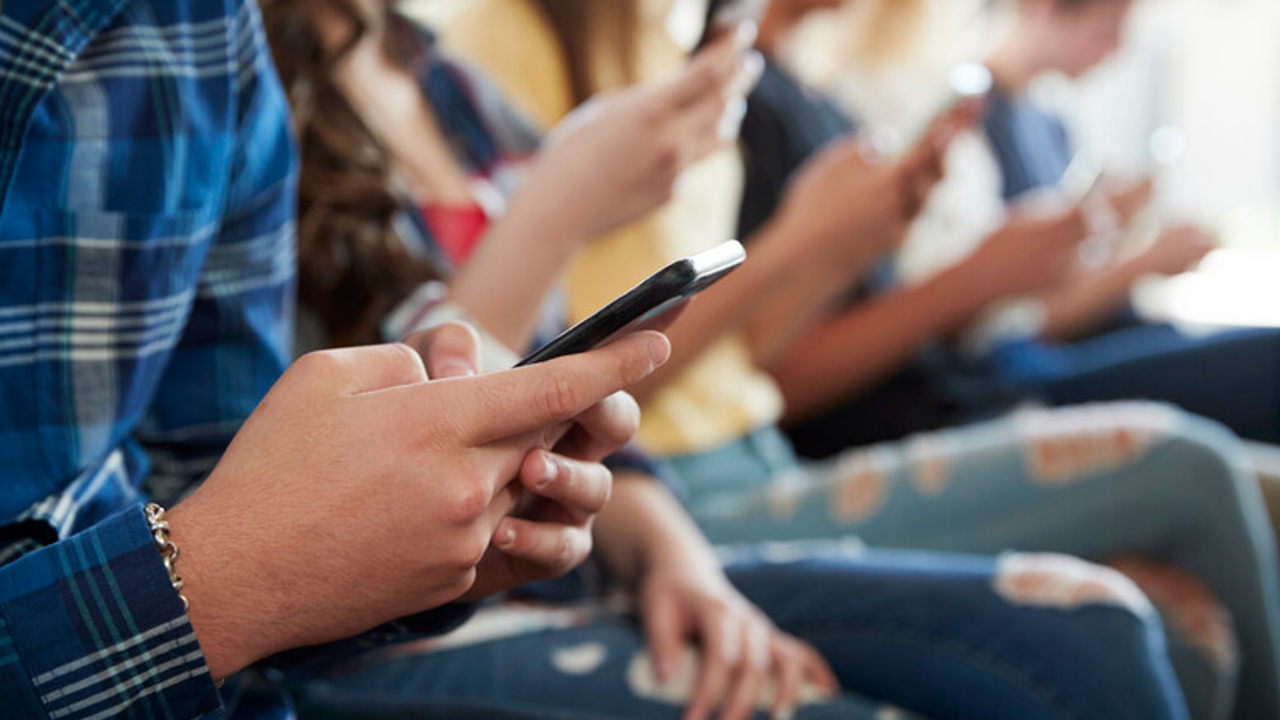 La Francia vieta i social ai minori di 15 anni, è il primo Paese in Europa