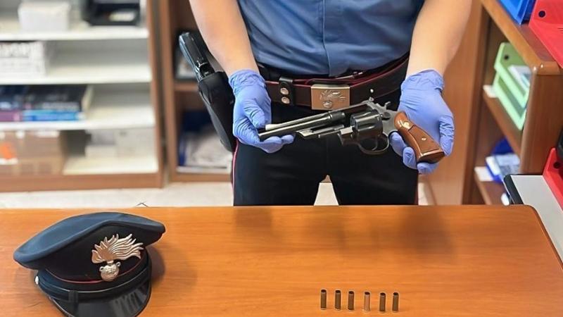Spara ai ladri per sventare un furto: denunciato il custode abusivo